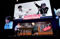 配信副音声を担当したマシンガンズがスクリーンに映し出された場面。