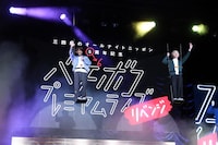 宙吊りで登場する三四郎。