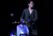 しずる池田扮する不良がステージに到着。