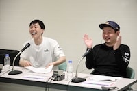 配信副音声を担当するマシンガンズ。