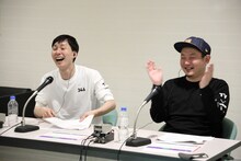 配信副音声を担当するマシンガンズ。