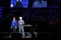 漫才を披露する三四郎。