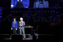 漫才を披露する三四郎。