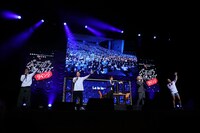 しゅーじまん「Standby」を歌唱した場面。