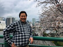 松丸亮吾の父親を演じるとにかく明るい安村。