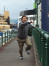 松丸亮吾の父親を演じるとにかく明るい安村。