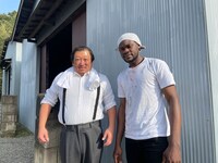 すしざんまい社長に扮するロバート秋山（左）。