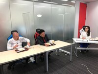 左から鬼越トマホーク、松田和佳アナウンサー。(c)静岡朝日テレビ