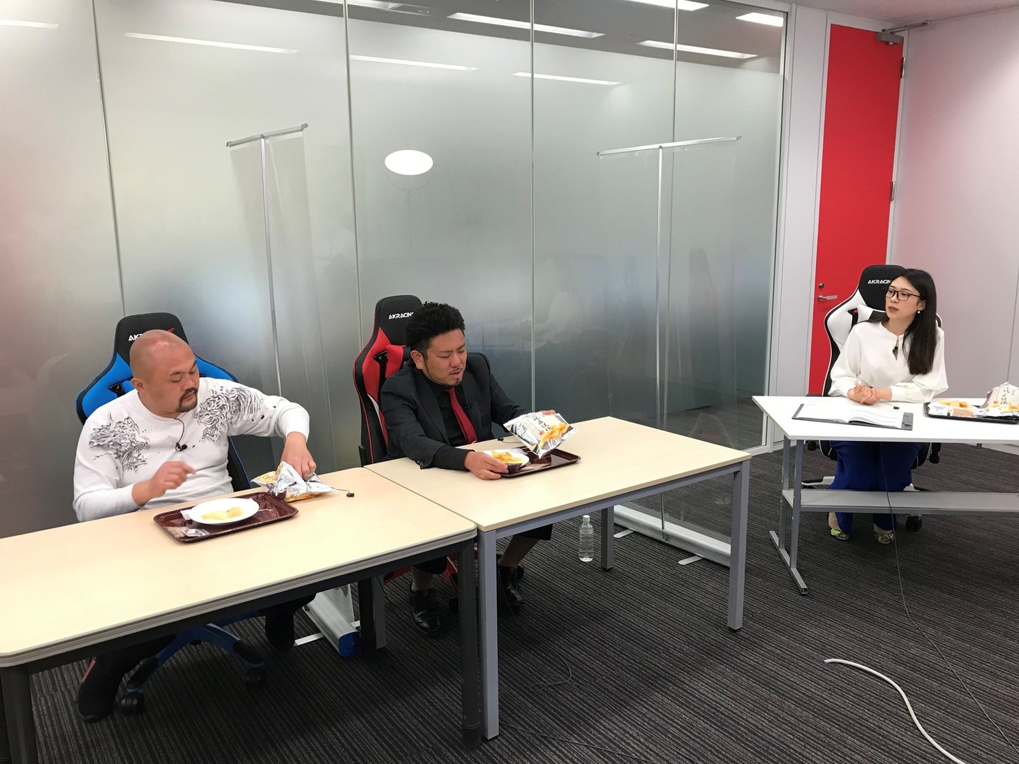 左から鬼越トマホーク、松田和佳アナウンサー。(c)静岡朝日テレビ