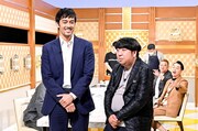 （手前左から）阿部寛、バナナマン日村。(c)TBS