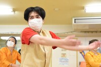 ボリウッドダンスに挑戦する溜口さん。