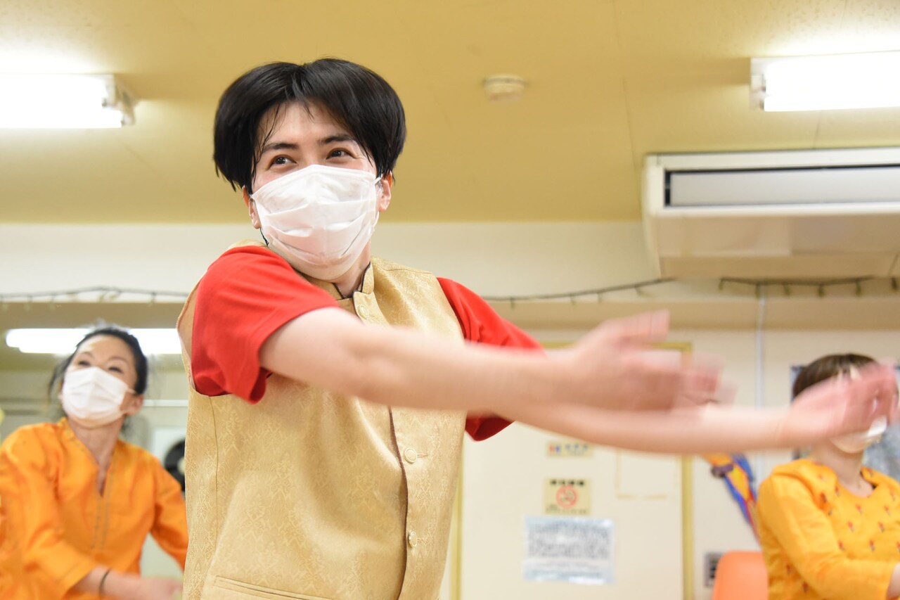 ボリウッドダンスに挑戦する溜口さん。