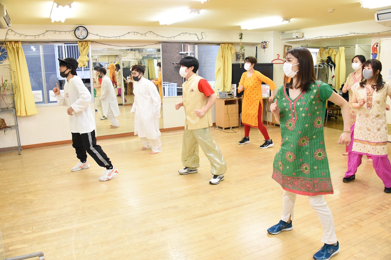 まずはYAS先生によるヒップホップダンスのレッスンから。