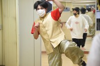 鏡の前で自主練習に励む溜口さん。