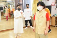 全員でパフォーマンスを完成させることになり、呆然とする溜口さん。