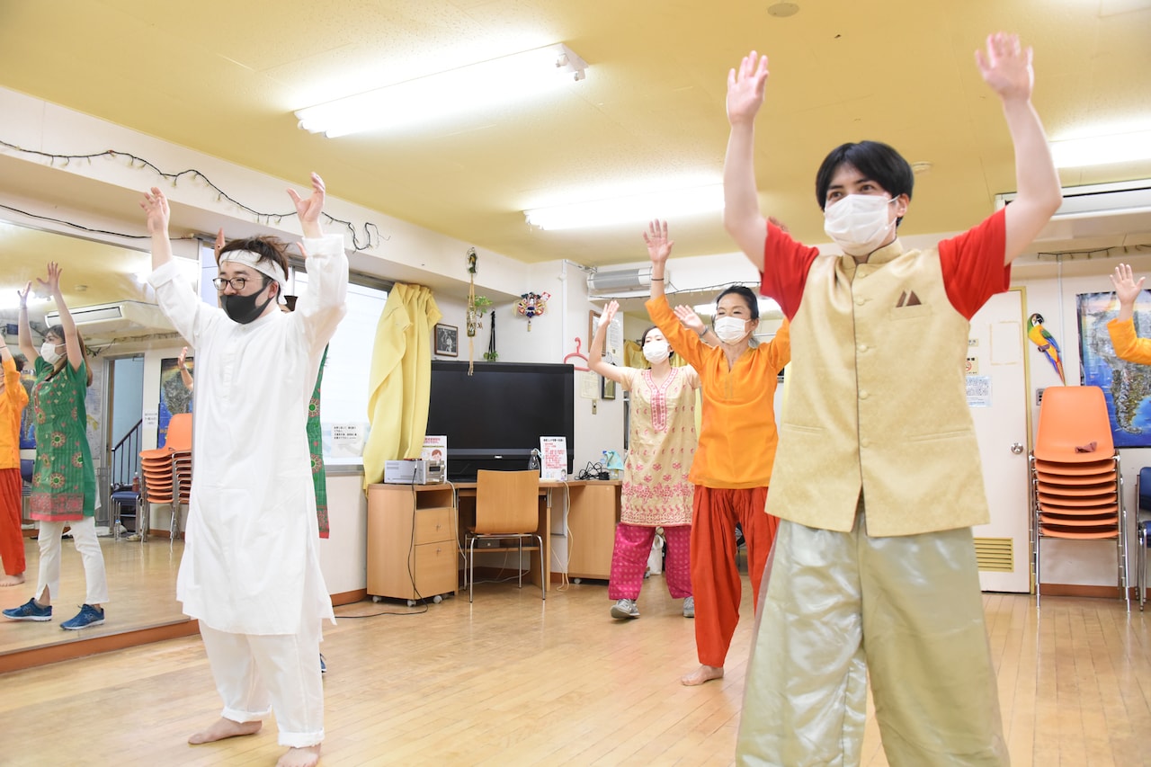 ボリウッドダンスに挑戦するタッカーノさん（左）と溜口さん（右）。
