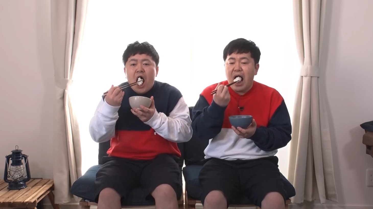 「それって!?実際どうなの課」で「よく噛んで食べると痩せる」という説が本当かどうか確かめる、ザ・たっち。左から、兄のたくや、弟のかずや。(c)中京テレビ