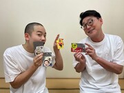 単独ライブグッズを手にするゾフィー。