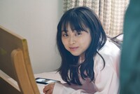 撮影中の伊藤寧々。