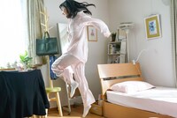 撮影中の伊藤寧々。