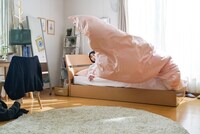 撮影中の伊藤寧々。