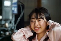 撮影中の伊藤寧々。