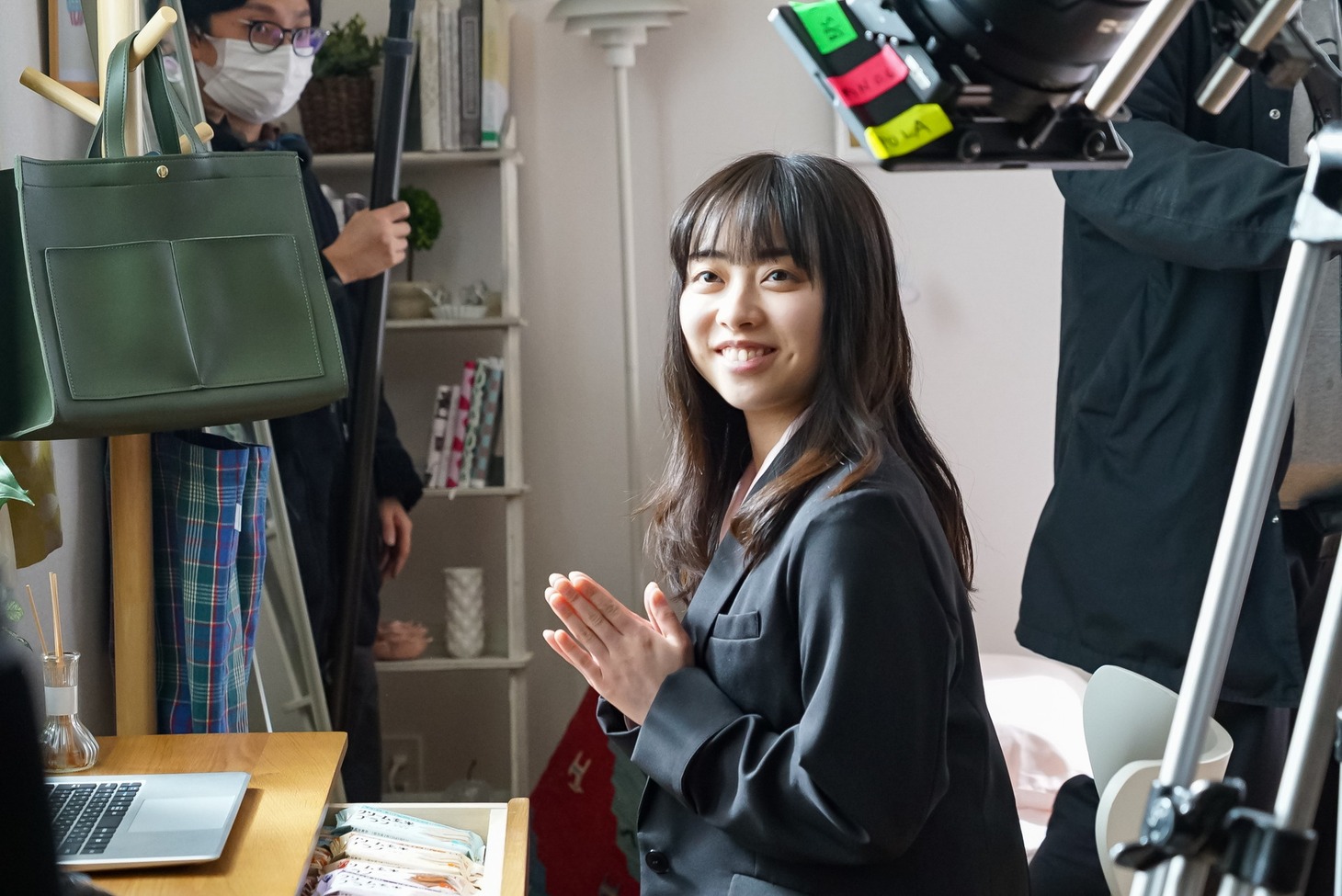撮影中の伊藤寧々。
