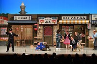 2019年にチャーリー浜（左端）が出演した「吉本新喜劇60周年開幕イベント～60周年だよ！吉本新喜劇！～」のワンシーン。(c)吉本興業