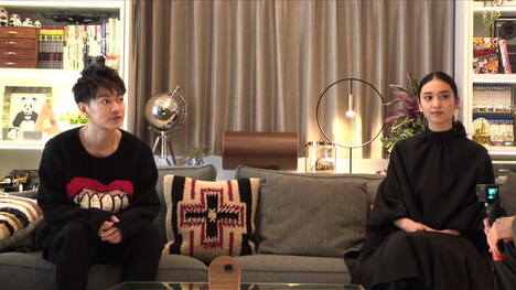 佐藤健と武井咲。(c)TBS