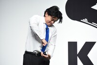 くら寿司が採用している抗菌寿司カバー「鮮度くん」をこじ開ける野田クリスタル。