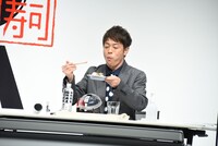 グローバル旗艦店限定の大阪箱寿司を味わう陣内智則。