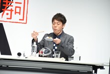 グローバル旗艦店限定の大阪箱寿司を味わう陣内智則。