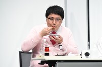 赤エビ辛味だれを味わうマヂカルラブリー村上。