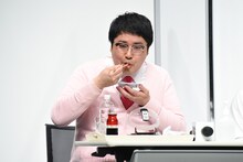 赤エビ辛味だれを味わうマヂカルラブリー村上。