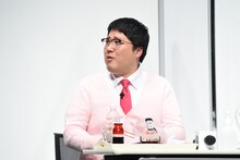 おいしさを訴えるマヂカルラブリー村上。