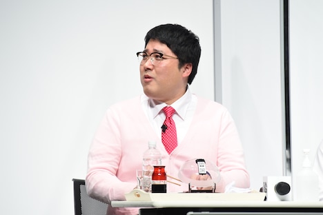 おいしさを訴えるマヂカルラブリー村上。