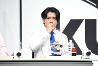 ゴールデンクランチロールを味わうマヂカルラブリー・野田クリスタル。