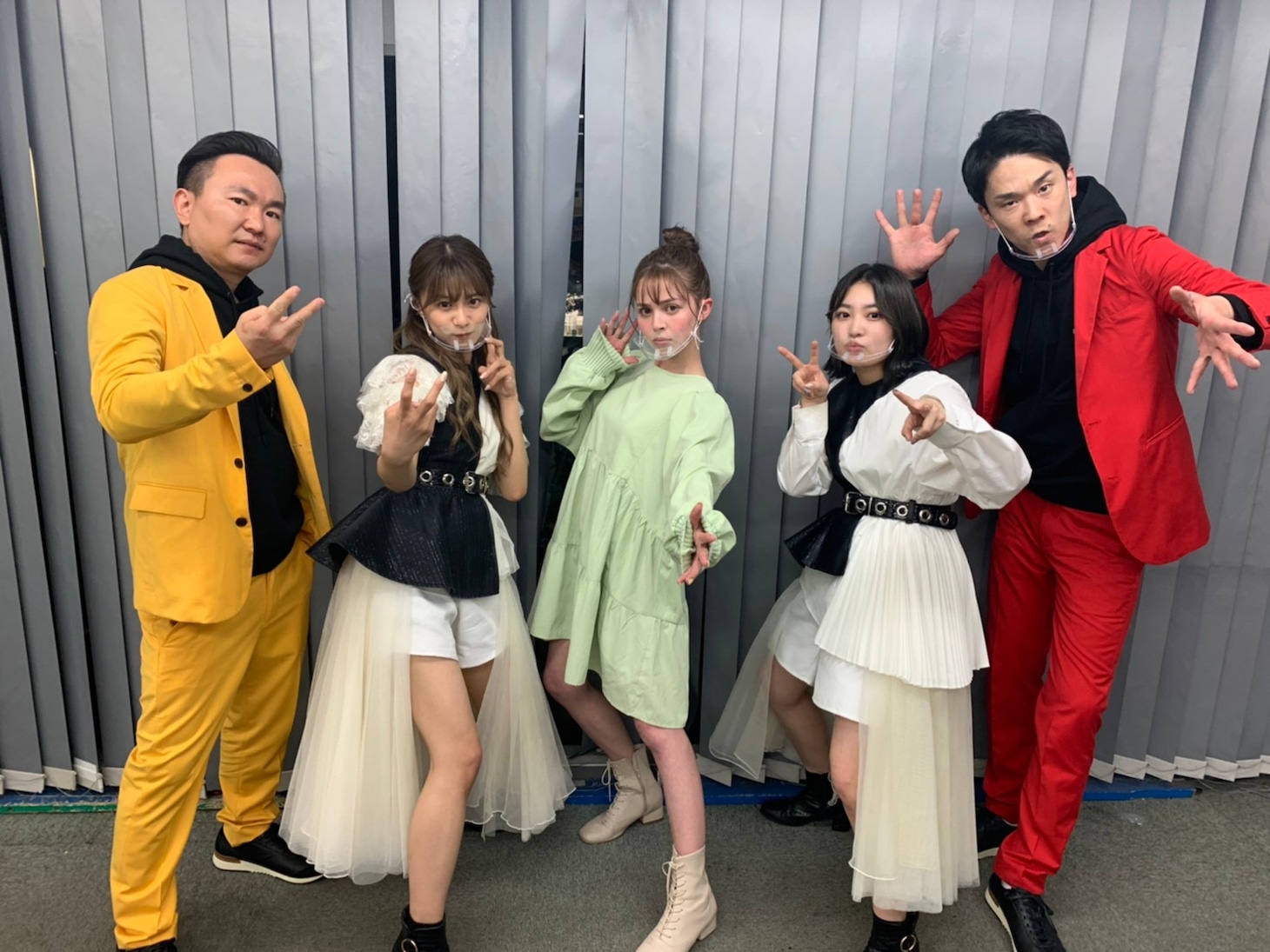 「もっとかまいガチ」に出演する（左から）かまいたち山内、星名美怜、加藤ナナ、柏木ひなた、かまいたち濱家。(c)テレビ朝日