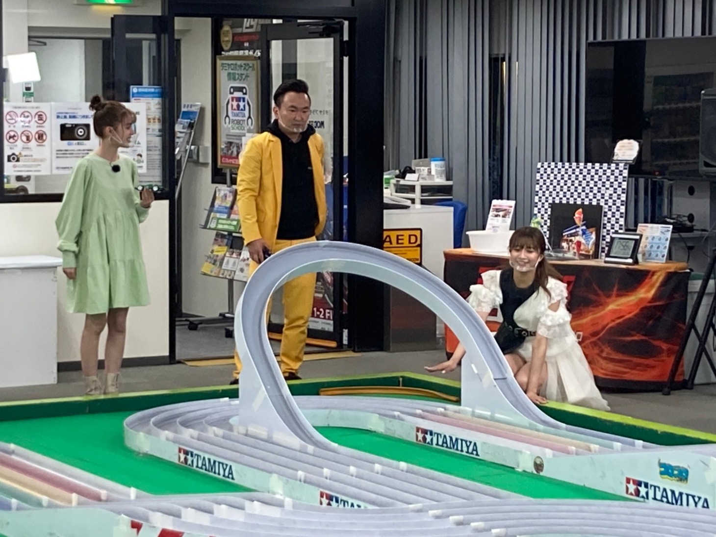 「ミニ四駆＆ラジコンカーの店」でのワンシーン。(c)テレビ朝日