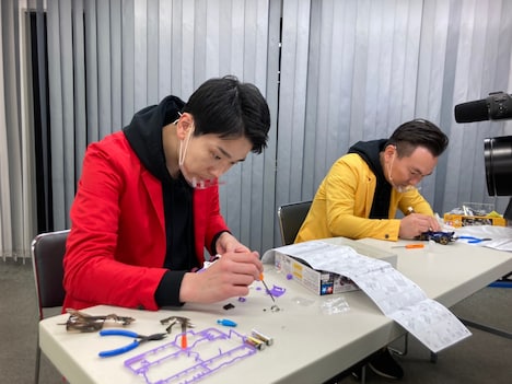 「ミニ四駆＆ラジコンカーの店」でミニ四駆を組み立てる、かまいたち。(c)テレビ朝日