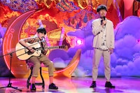 トータルテンボス大村と息子の晴空（左）。(c)フジテレビ