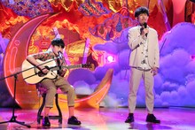 トータルテンボス大村と息子の晴空（左）。(c)フジテレビ