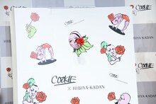 イラストの一部になる野性爆弾ロッシー。