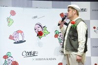 イラストを説明する野性爆弾くっきー！（右）。