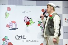 イラストを説明する野性爆弾くっきー！（右）。