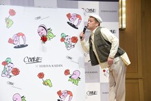 相方ロッシーの腰と脚が菜々緒のようになっていると説明する野性爆弾くっきー！（右）。