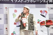 ブーケを斜めがけする野性爆弾くっきー！（左）。