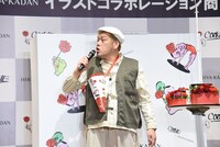 ブーケを斜めがけする野性爆弾くっきー！（左）。
