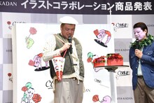 キャリーケースを持つCAにブーケを肩にかけてほしいと願望を語る野性爆弾くっきー！。