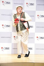 ポーズを取る野性爆弾くっきー！。